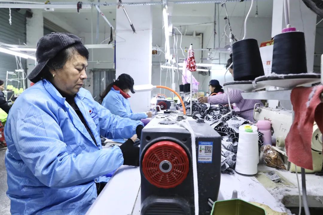横峰：政策“组合拳”精准发力  来料加工产业遍地开花